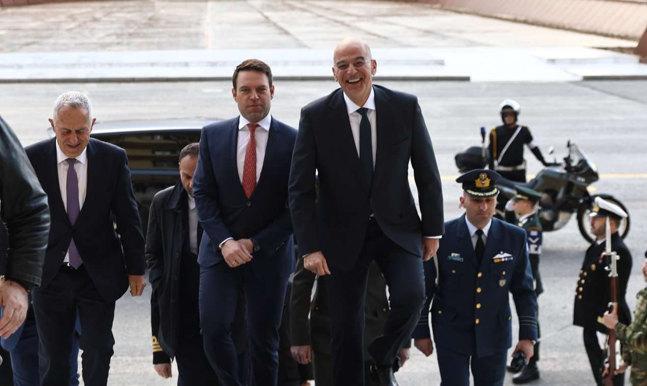 Με τον ναύαρχο Αποστολάκη ο Κασσελάκης στον Δένδια για τα F-35