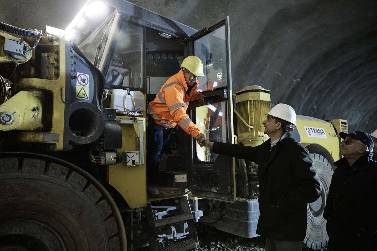 Στο εργοτάξιο της ΓΕΚ ΤΕΡΝΑ στην Αμφιλοχία ο Μητσοτάκης, στο μεγαλύτερο έργο παραγωγής και αποθήκευσης καθαρής ενέργειας της χώρας