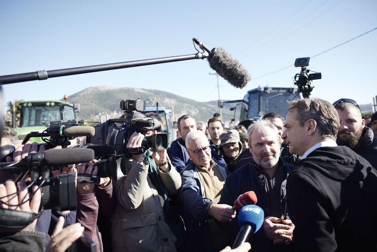 Ο Μητσοτάκης στο μπλόκο αγροτών στη Βόνιτσα: «Ούτε γκαρσόνια θα γίνετε, ούτε θα φύγετε στη Γερμανία»