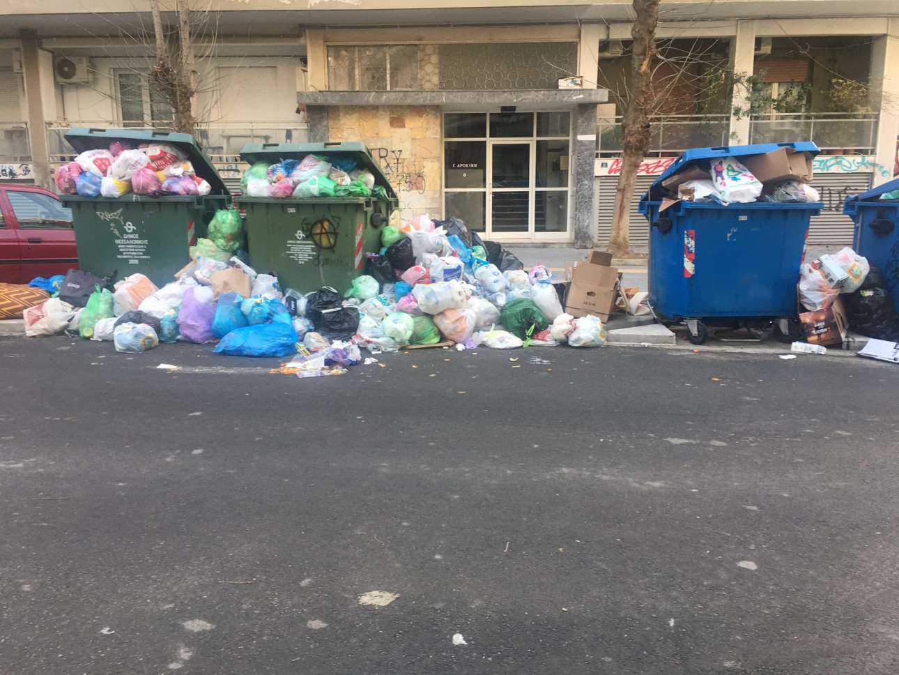 Γιατί γέμισε σκουπίδια το κέντρο της Θεσσαλονίκης; Παρέμβαση εισαγγελέα