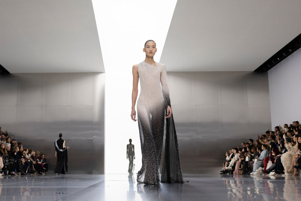 Το τρικ του Fendi: Κάθε (πανάκριβο) σύνολο για μια μόνο πελάτισσα