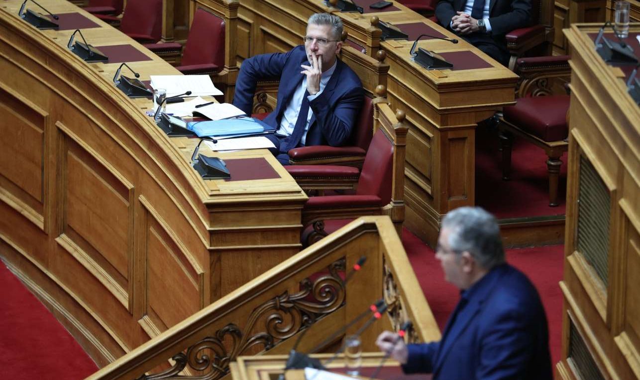 Σκέρτσος εναντίον Κουτσούμπα για τον γάμο ομοφύλων: Απολιθωμένη σκέψη – συνένοχοι στο pinkwashing