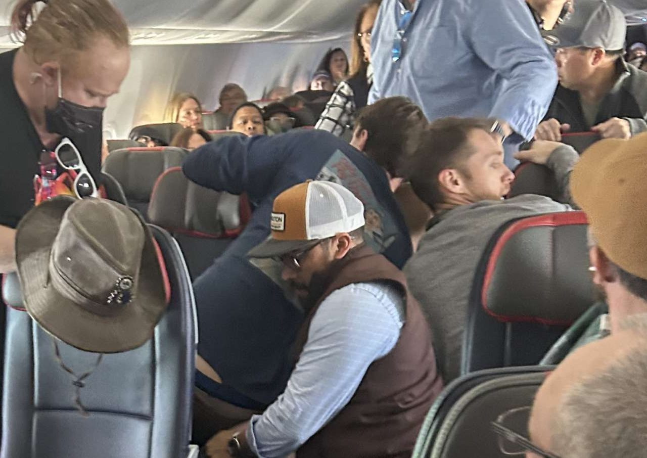 Θρίλερ στον αέρα: Επιβάτης της American Airlines επιχείρησε να ανοίξει την έξοδο κινδύνου