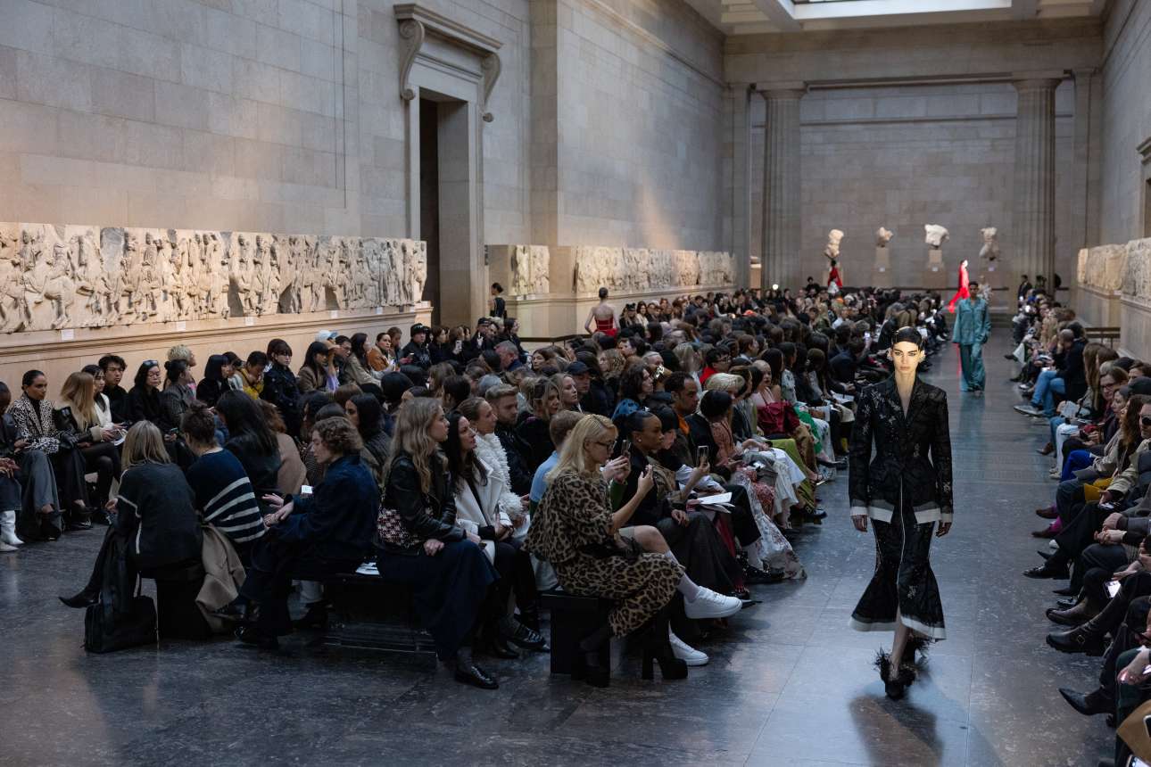Οργή Μενδώνη για επίδειξη μόδας στο Βρετανικό Μουσείο: «Ευτελίζουν τα Γλυπτά»