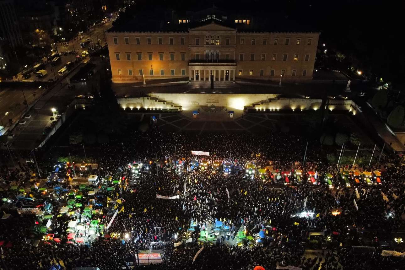 Ολονυχτία στο Σύνταγμα με τα τρακτέρ οι αγρότες