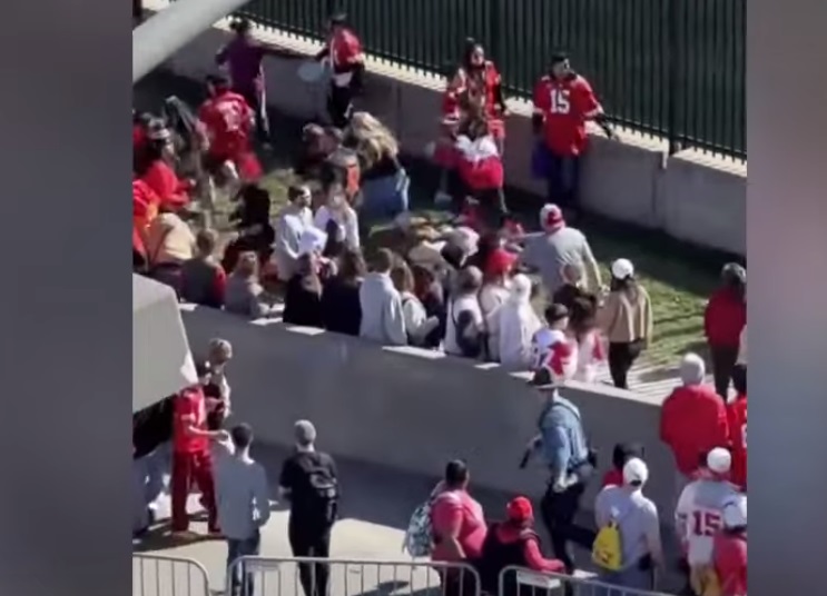 Βίντεο: Η στιγμή που οπαδοί των Chiefs ακινητοποιούν τον ένοπλο στη γιορτή του Κάνσας Σίτι