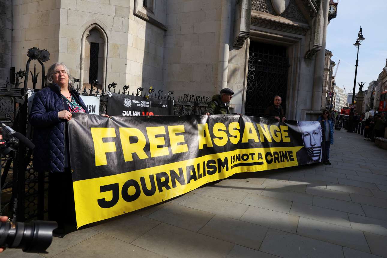 Νίκη για τον Ασάνζ: Δεν θα εκδοθεί –προς το παρόν– στις ΗΠΑ