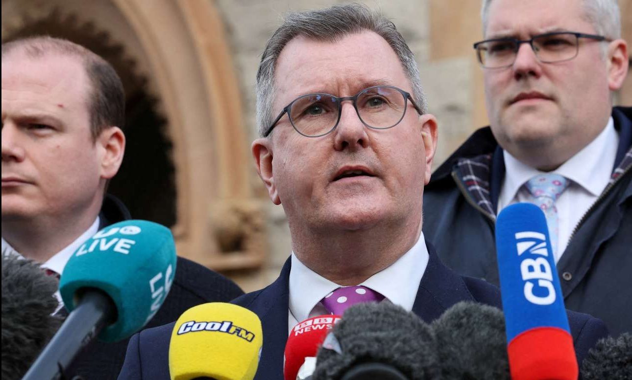 Βόρεια Ιρλανδία: Παραιτήθηκε μετά από κατηγορία για βιασμό ο ηγέτης του DUP
