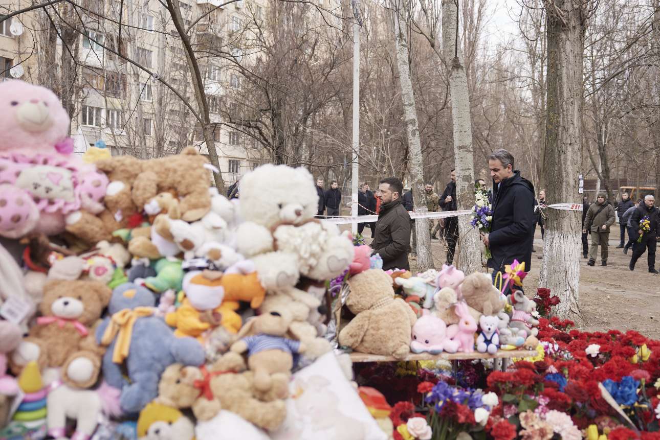 Συγκινητικές στιγμές (αλλά και θρίλερ) στην επίσκεψη Μητσοτάκη στην Οδησσό – η συνάντηση με τους ομογενείς
