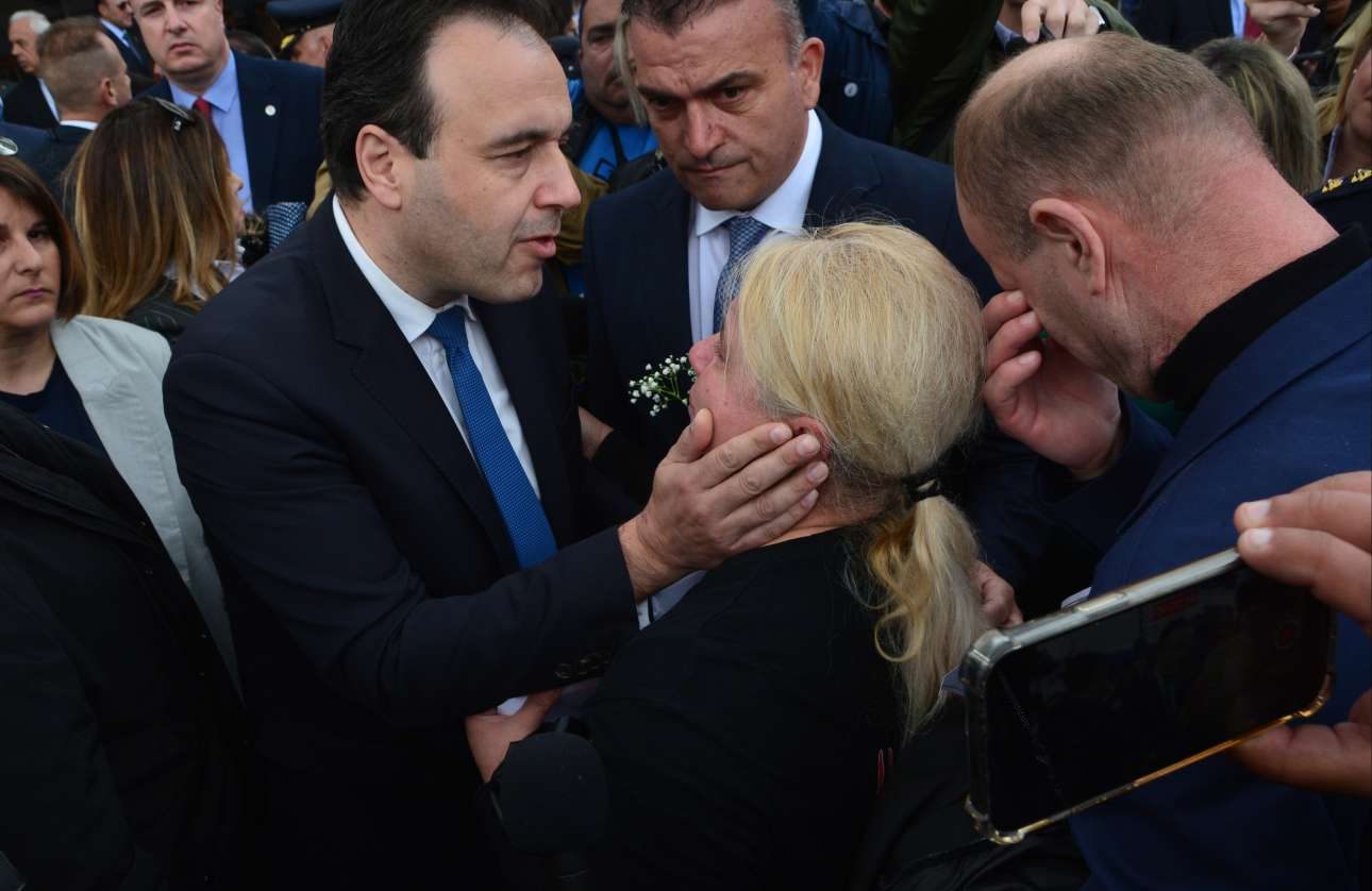 Λάρισα: Συγκίνησε η μητέρα θύματος των Τεμπών – Την αγκάλιασε ο Παπαστεργίου