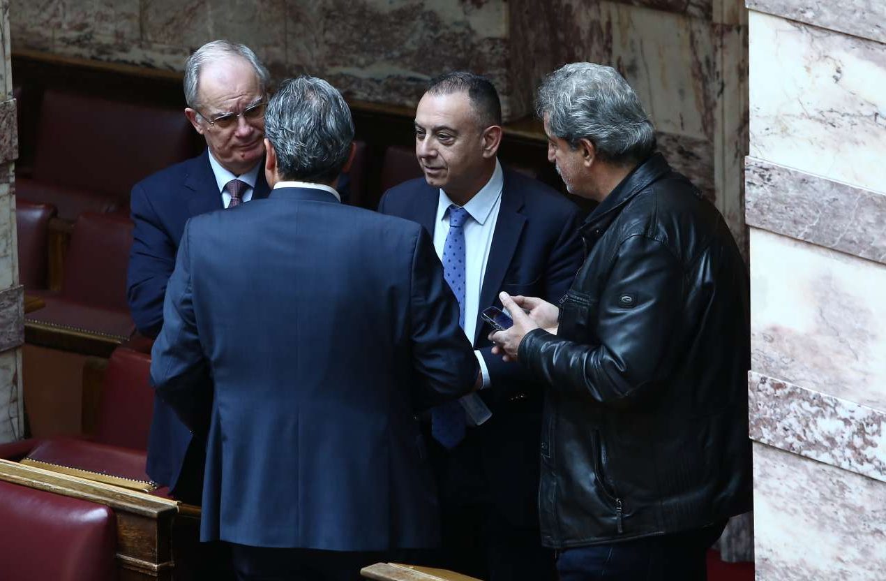 Τασούλας, Κέλλας, Φάμελλος και Πολάκης σε ένα μάλλον ασυνήθιστο «πηγαδάκι» στη Βουλή