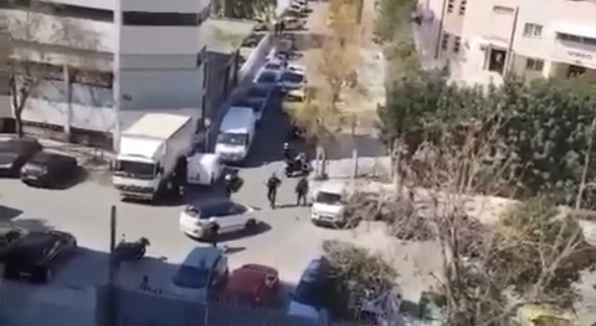 Καταδίωξη στη Λιοσίων: 26χρονος εμβόλισε μηχανή της ΔΙΑΣ – Πυρά από αστυνομικούς [βίντεο]