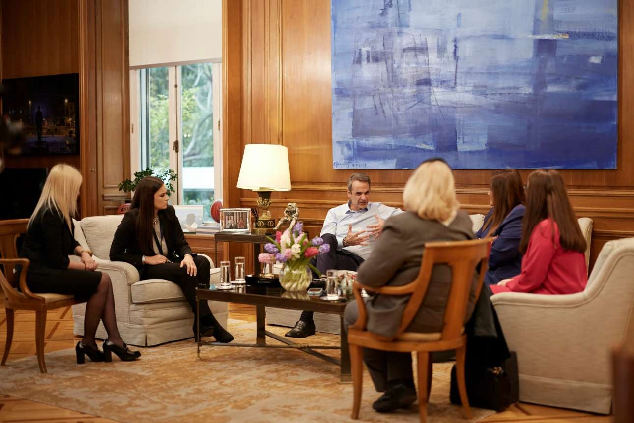 Στήριξη της οικογένειας – αντιμετώπιση της υπογεννητικότητας: Η συνάντηση Μητσοτάκη στο Μαξίμου για την Ημέρα της Γυναίκας