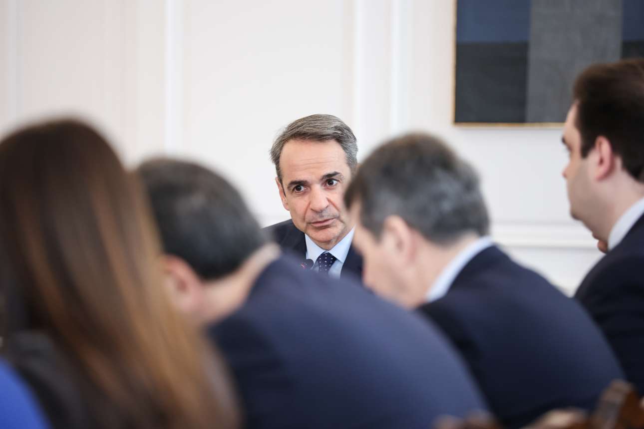 Mητσοτάκης στο Υπουργικό: Στα 830 ευρώ ο κατώτατος μισθός