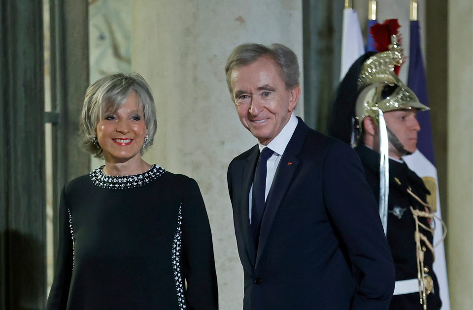 Ο Μακρόν παρασημοφόρησε τον Μπερνάρ Αρνό