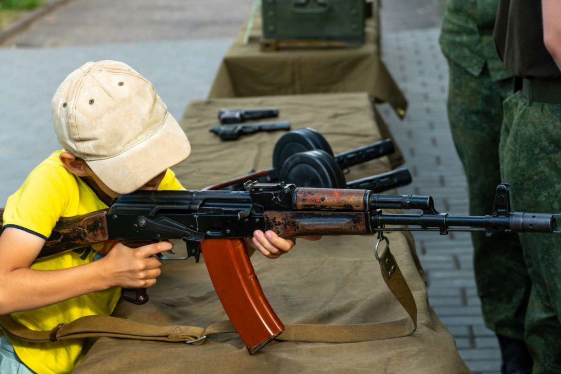 Ναρκοσυμμορίες οπλίζουν παιδιά με Καλάσνικοφ στην Ευρώπη