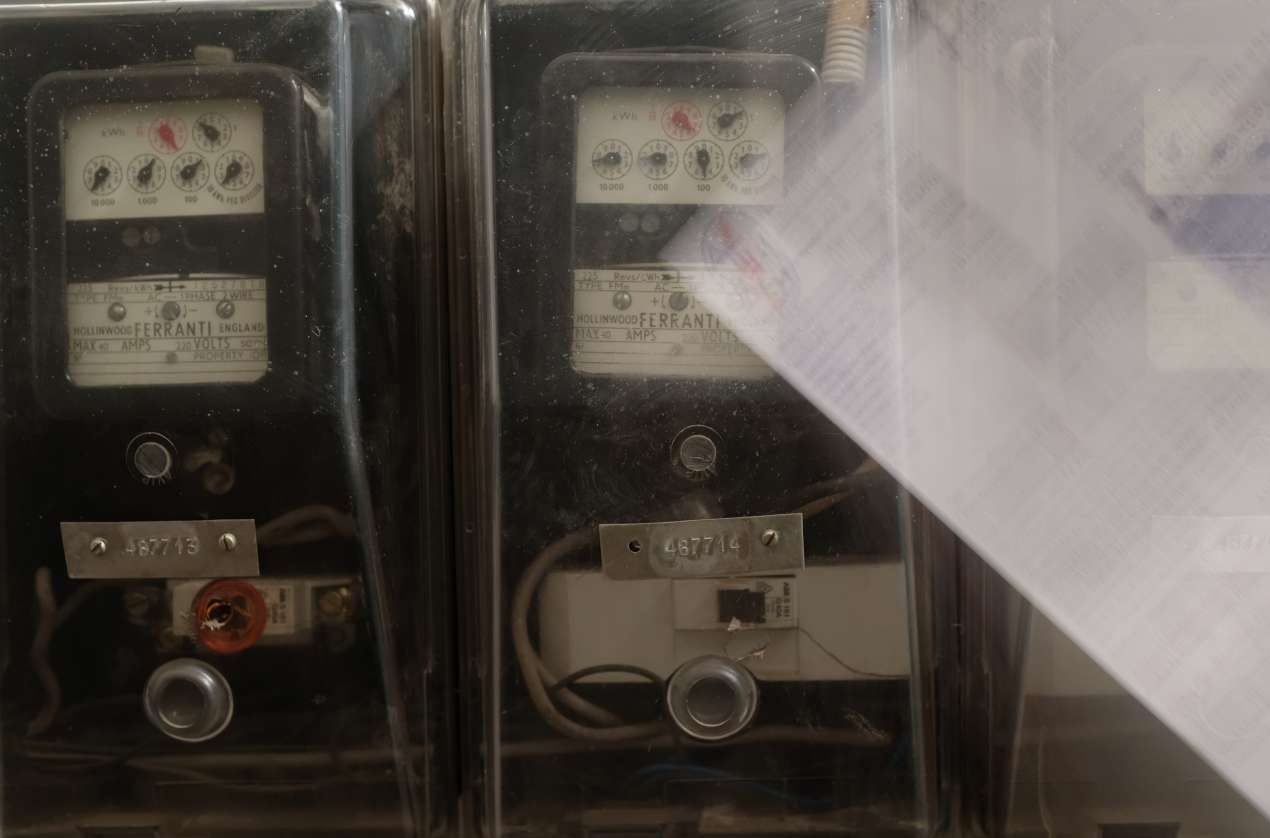 Τιμολόγια ρεύματος: Φρένο στις μειώσεις οι ρευματοκλοπές παρά την αποκλιμάκωση της χονδρεμπορικής τιμής