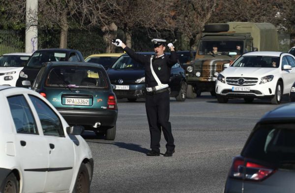 Θεσσαλονίκη: Οδηγός μηχανής παρέσυρε τροχονόμο που ρύθμιζε την κυκλοφορία!