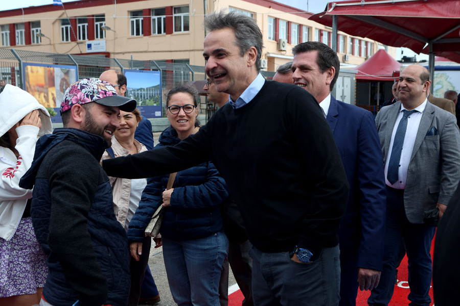 Στη Μυτιλήνη ο Μητσοτάκης, «υποδέχθηκε» τούρκους τουρίστες