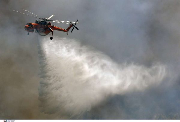 Μεγάλη φωτιά στην Ιεράπετρα Κρήτης, μήνυμα του 112 για απομάκρυνση των κατοίκων από 4 χωριά