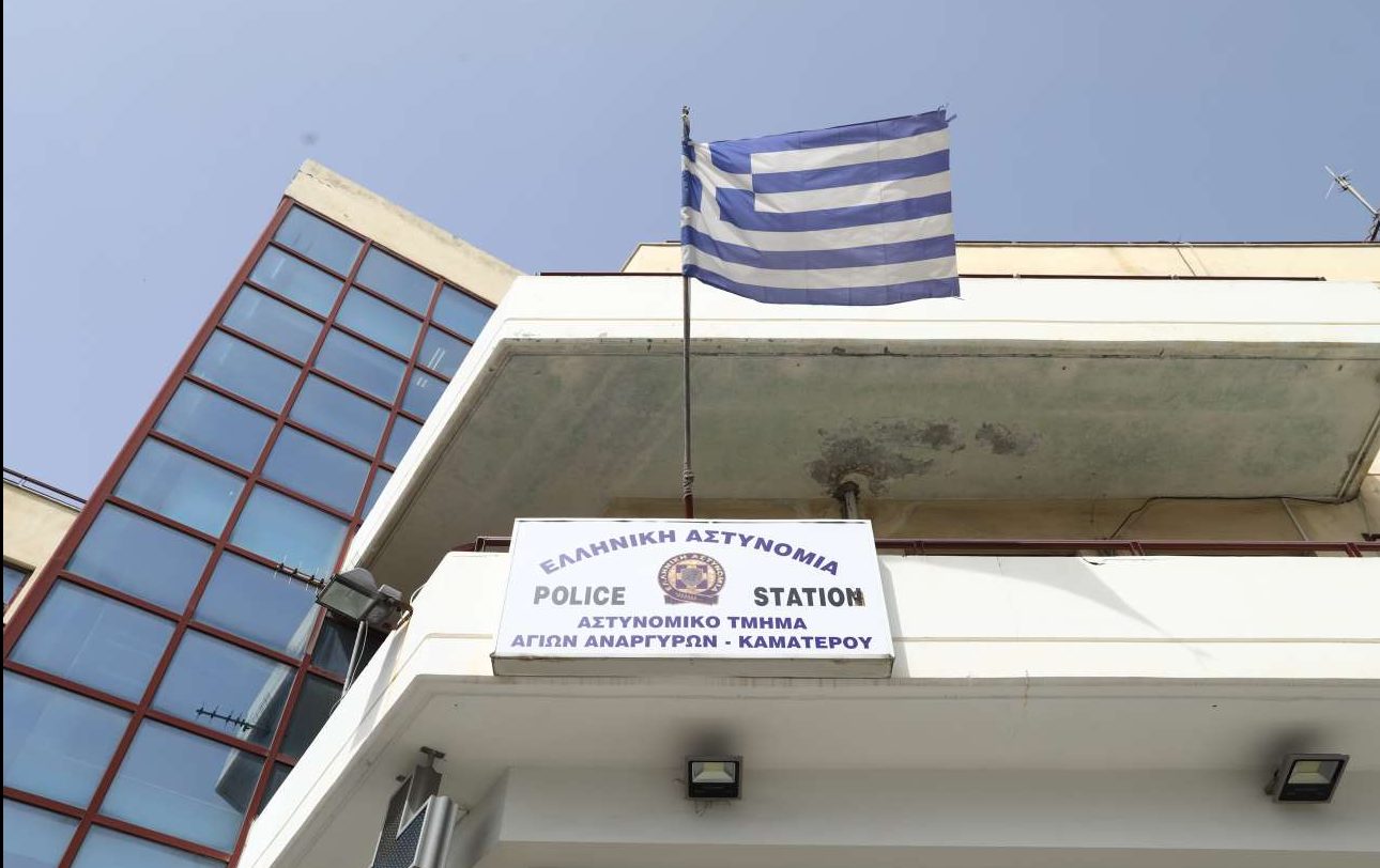 Γυναικοκτονία στους Αγ. Αναργύρους: Μιλούσε με το 100 την ώρα που τη μαχαίρωσε ο πρώην σύντροφός της