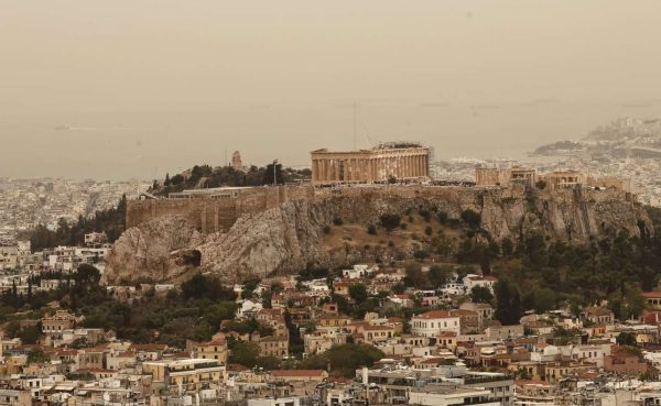 Η αφρικανική σκόνη σκέπασε την Αθήνα [εικόνες]