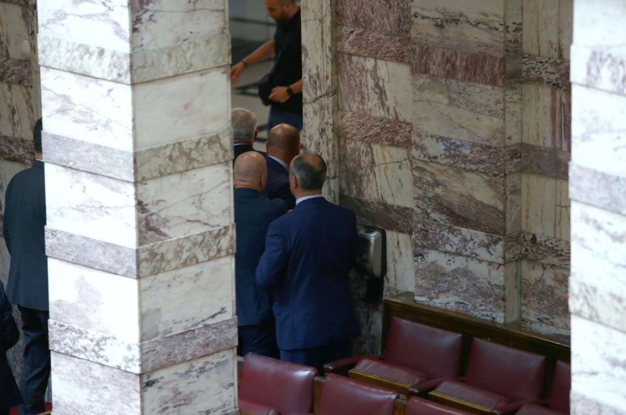 Πρωτοφανές επεισόδιο στη Βουλή: Ο ανεξάρτητος Φλώρος γρονθοκόπησε τον Γραμμένο της Ελληνικής Λύσης