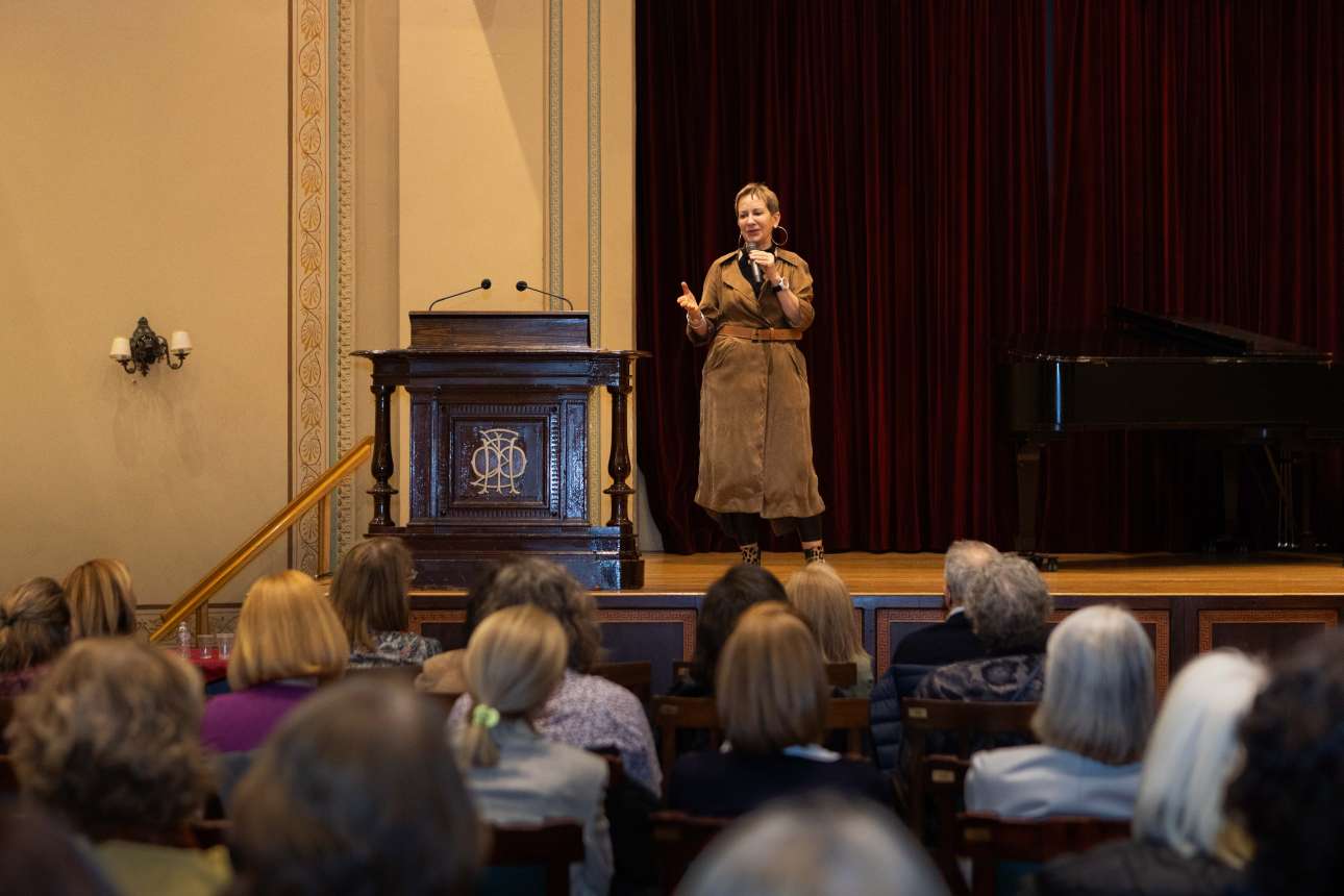 Μία υπέροχη διάλεξη της Λένας Διβάνη στον «Παρνασσό» για τους σκοπούς της Πόρτας Ανοιχτής