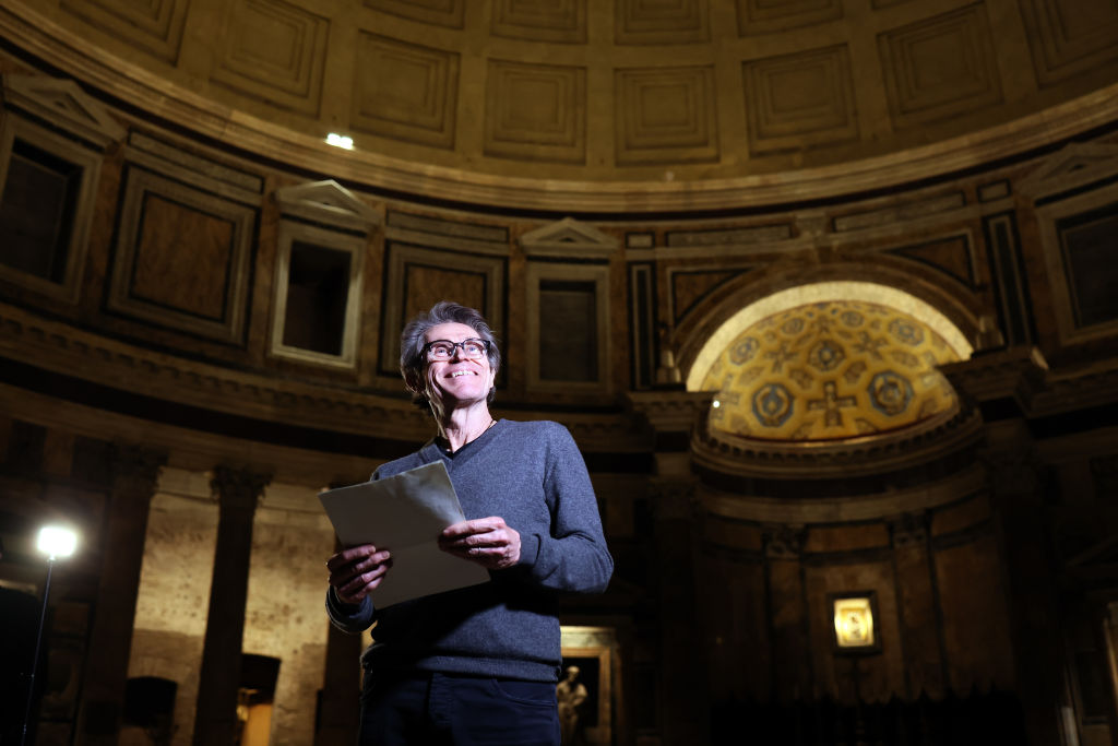 Ο Γουίλεμ Νταφόε απαγγέλλει ποίηση σε αρχαιολογικούς χώρους της Ρώμης