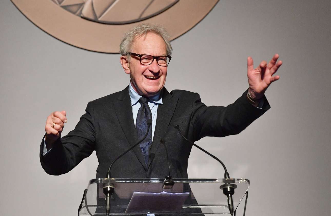 Σάιμον Σάμα: «Τα εμβόλια mRna συνυπάρχουν με τον Μεσαίωνα»