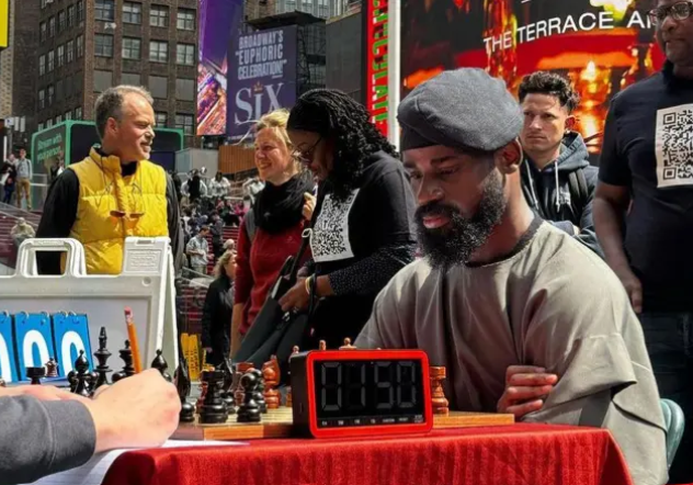 Νιγηριανός σκακιστής καταρρίπτει το παγκόσμιο ρεκόρ παίζοντας σκάκι 58 ώρες