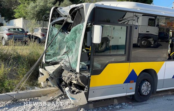 Λεωφορείο του ΟΑΣΑ έπεσε σε κολόνα – πέντε τραυματίες