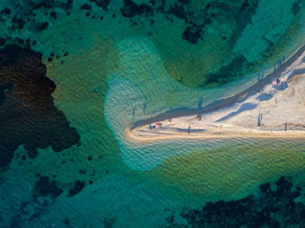 Οι 198 απάτητες παραλίες όπου απαγορεύονται οι ξαπλώστρες