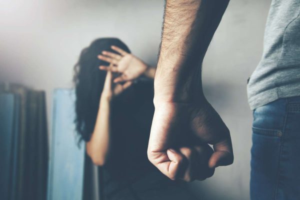 Οδηγίες της ΕΛ.ΑΣ. για περιστατικά ενδοοικογενειακής βίας – Πώς κάνουν καταγγελία τα θύματα