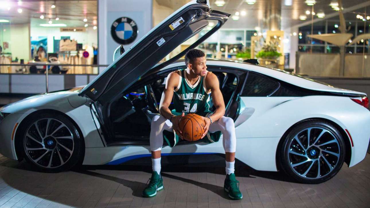 Στο γκαράζ του Γιάννη Αντετοκούνμπο