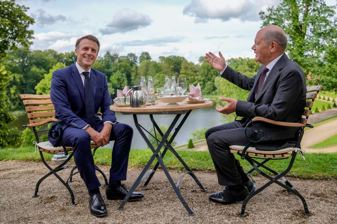 Το νέο bromance Μακρόν – Σολτς: «Θα συμφωνούμε πάντα»