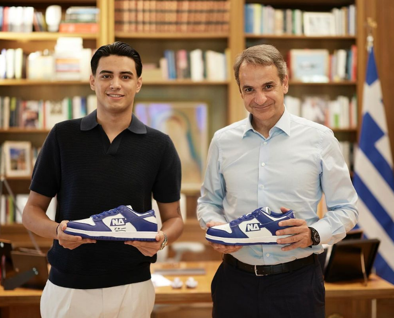 Ο Μητσοτάκης με παπούτσια… ΝΔ στο TikTok: «Είχαμε ζηλέψει του ΠΑΣΟΚ»