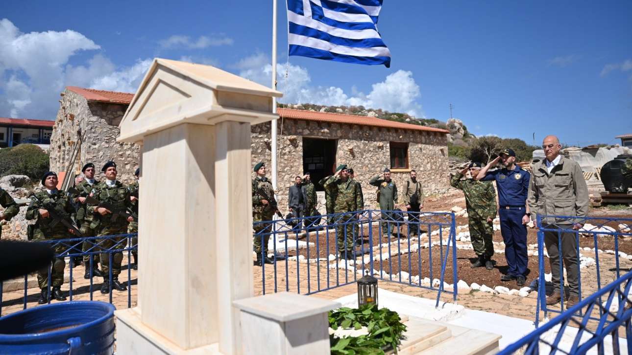 Ο Νίκος Δένδιας κατέθεσε στεφάνι στο μνήμα της Κυράς της Ρω