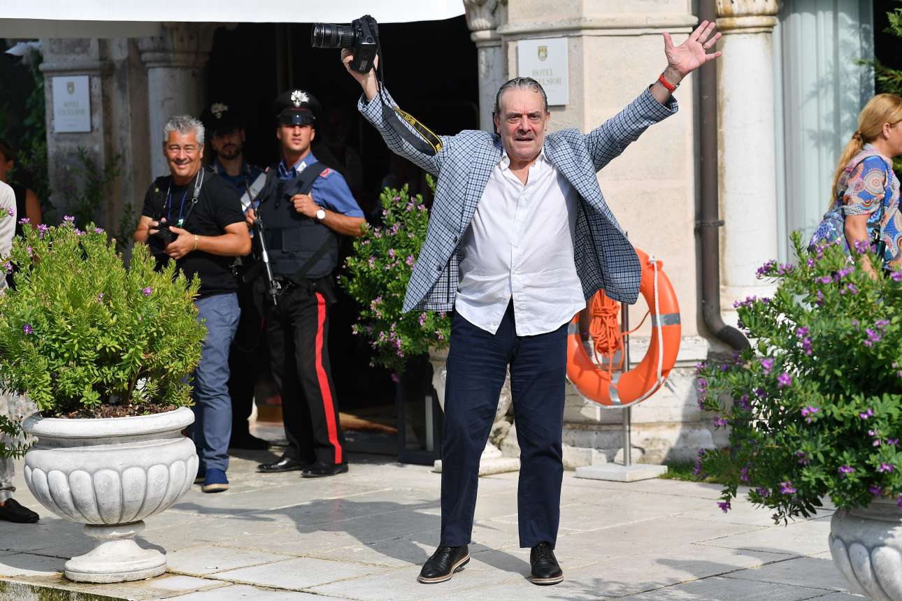 Η ζωή του «βασιλιά των παπαράτσι» που τις… έφαγε από τον Ντεπαρντιέ