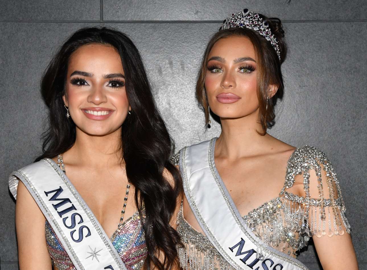 ΗΠΑ: Δύο καλλονές απαρνήθηκαν τα «στέμματά» τους