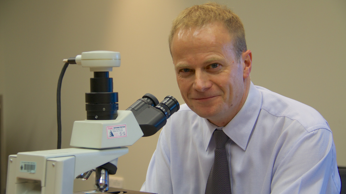 Ο γιατρός που ανακάλυψε νέα θεραπεία και την εφάρμοσε στον εαυτό του