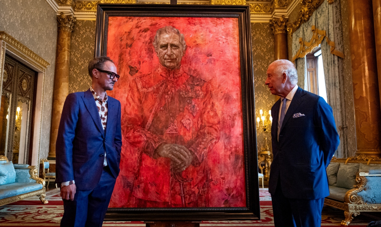 Πολύ κόκκινο, βαμπιρικό, σέξι: τα βασιλικά πορτρέτα που δίχασαν την κοινή γνώμη