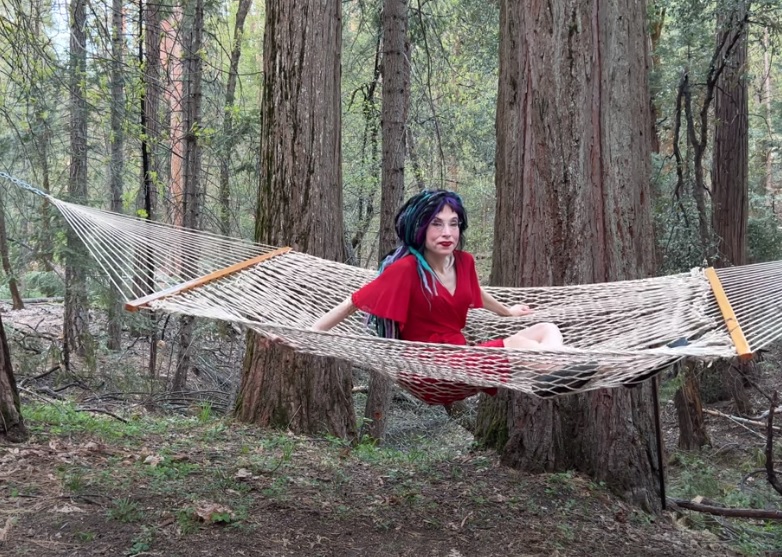 Σόφι Οξάνεν: «Οι Ρώσοι βιάζουν Ουκρανές και Ουκρανούς»