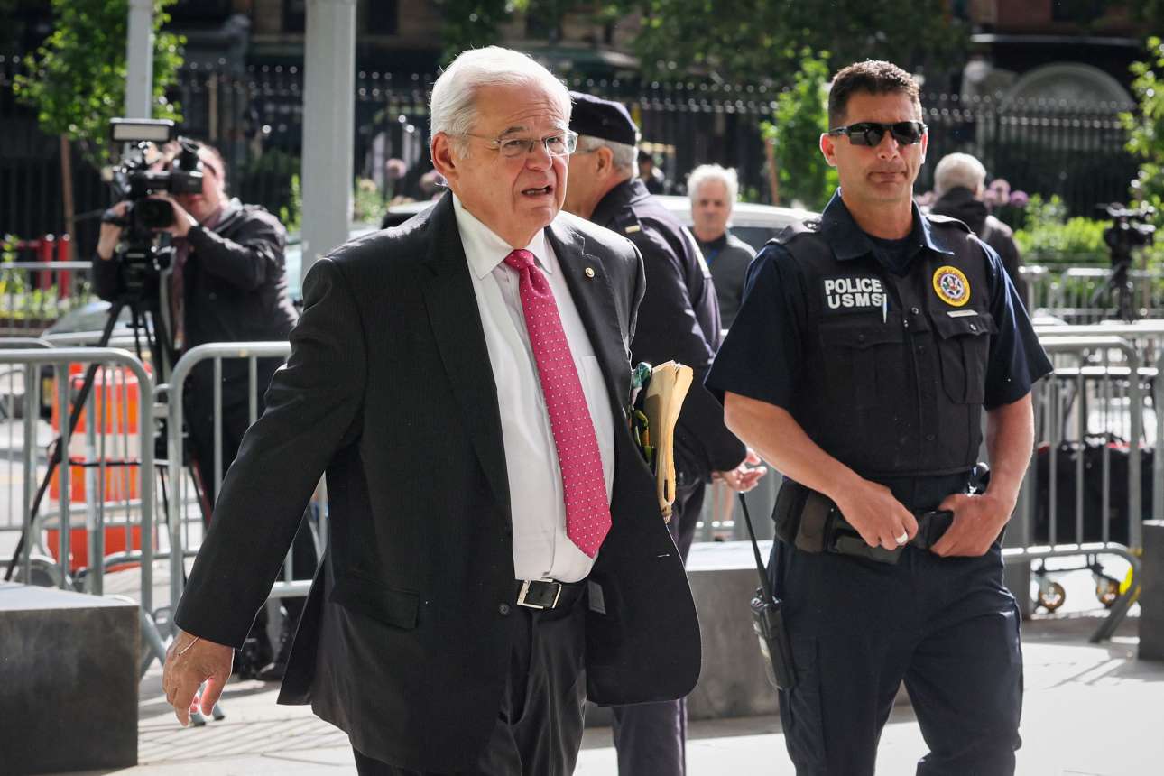 Ο Μενέντεζ διεκδικεί επανεκλογή στη Γερουσία, ενώ συνεχίζεται η δίκη του για δωροληψία