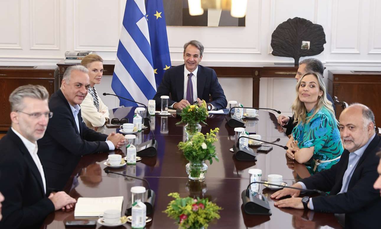 Συνάντηση Μητσοτάκη με τους νέους ευρωβουλευτές της ΝΔ στο Μαξίμου