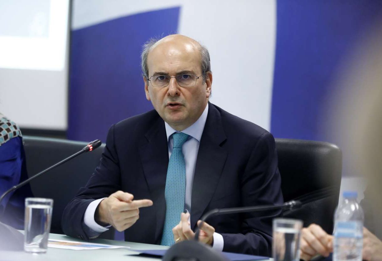 Εισφορά αλληλεγγύης στα υπερκέρδη των διυλιστηρίων – μόνιμα μειωμένος ΦΠΑ σε καφέ, ταξί