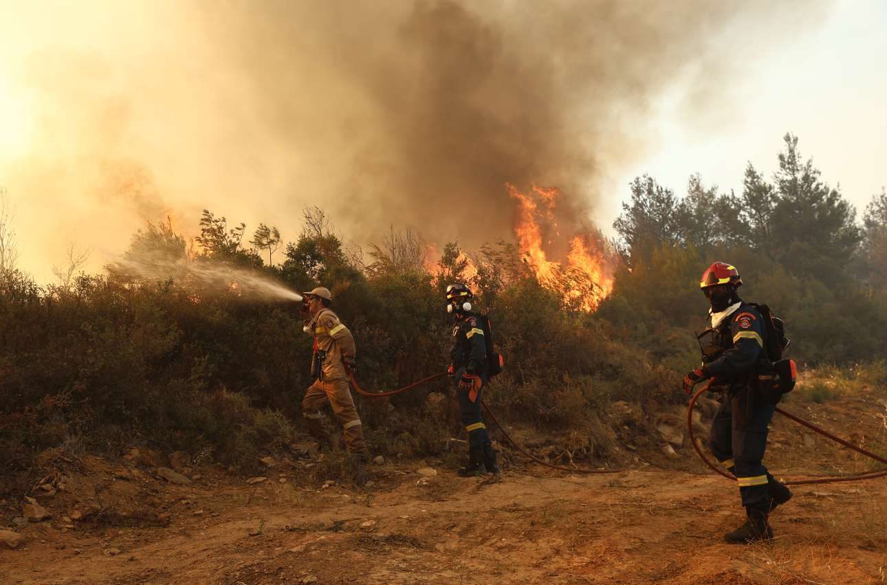 Μάχη με τις αναζωπυρώσεις στην Κερατέα – Χωρίς ενεργό μέτωπο η Σταμάτα
