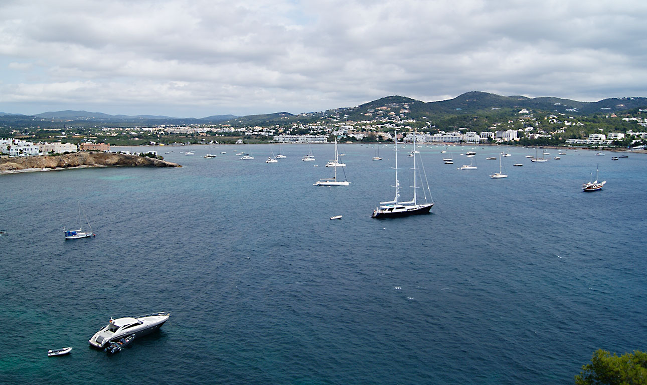 «Μαύρη σημαία» για 48 παραλίες στην Ισπανία – υπεύθυνος ο υπερτουρισμός