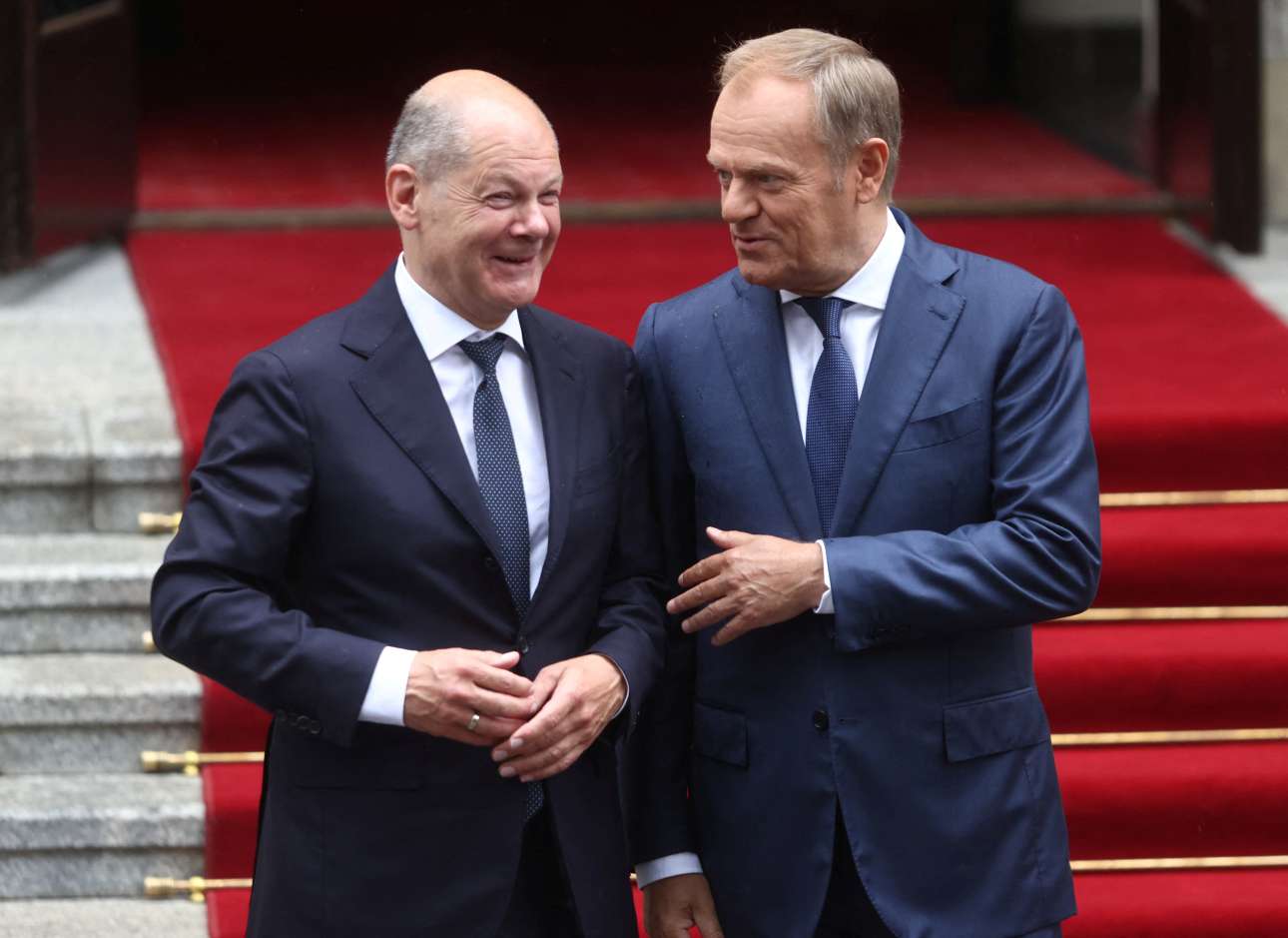 Βαρσοβία: Σχέδιο κοινής αμυντικής δράσης υπέγραψαν Σολτς και Τουσκ