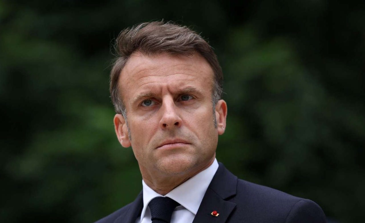 Ο μπαμπάς Μακρόν ξέρει γιατί ο γιος του διέλυσε τη Βουλή